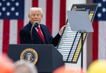 Donald Trump y su lista de aranceles en abril de 2025. Fotografía oficial de la Casa Blanca por Daniel Torok. Archivo en dominio público en Wikimedia Commons