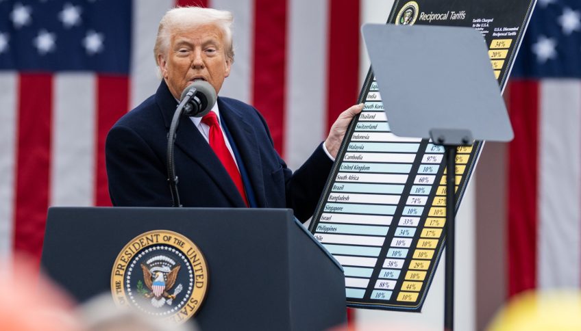 Donald Trump y su lista de aranceles en abril de 2025. Fotografía oficial de la Casa Blanca por Daniel Torok. Archivo en dominio público en Wikimedia Commons