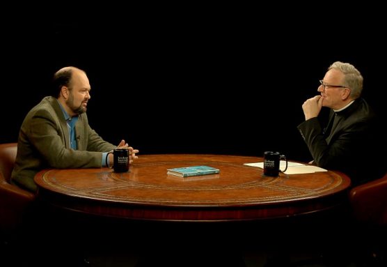 Ross Douthat (izda.) y Robert Barron. Captura del vídeo de la entrevista