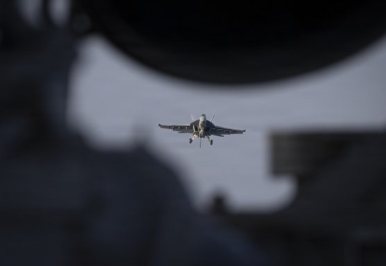 El portaaviones Abraham Lincoln realiza operaciones de vuelo en apoyo de la operación Furia Épica. Foto: Departamento de Defensa de Estados Unidos