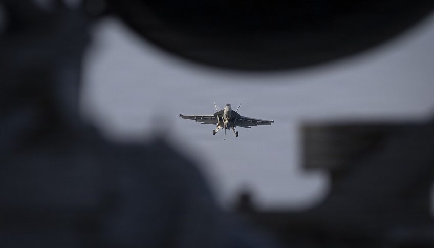 El portaaviones Abraham Lincoln realiza operaciones de vuelo en apoyo de la operación Furia Épica. Foto: Departamento de Defensa de Estados Unidos