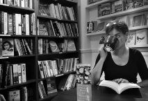 Una joven disfruta el placer de leer. Foto: Federico Marín Bellón