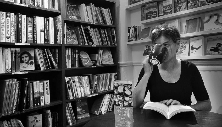 Una joven disfruta el placer de leer. Foto: Federico Marín Bellón