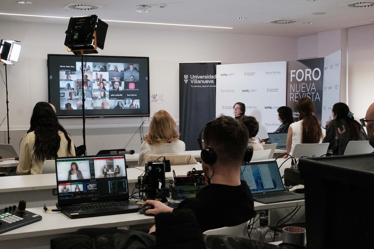 Imagen del Foro Nueva Revista con Rosa Montero, muy seguido a través de internet. Foto: FMB / Nueva Revista