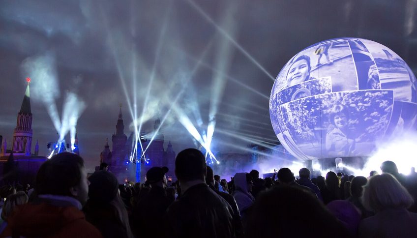 Arte con luces en la Plaza Roja de Moscú. © Vyacheslav Argenberg, CC BY 4.0, Wikimedia Commons. Control digital.