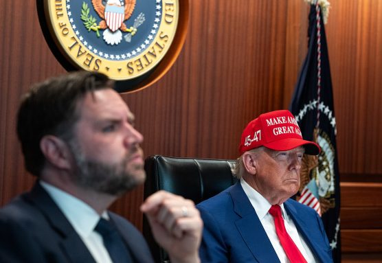 Donald Trump y JD Vance, en una reunión en la sala de crisis. © Casa Blanca, dominio público, vía Wikimedia Commons.