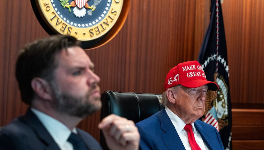 Donald Trump y JD Vance, en una reunión en la sala de crisis. © Casa Blanca, dominio público, vía Wikimedia Commons.