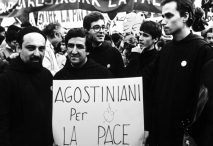 Robert Prevost (drcha.) en 1983. © Gianni Novelli, dominio público, vía Wikimedia Commons