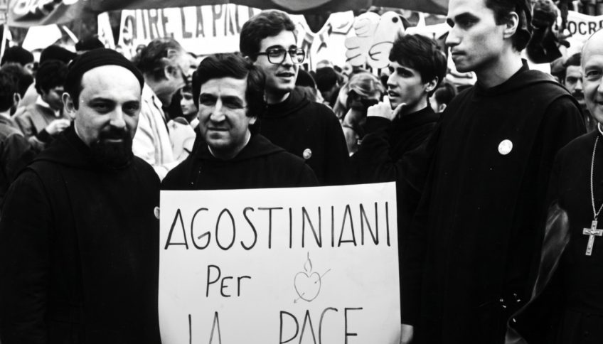 Robert Prevost (drcha.) en 1983. © Gianni Novelli, dominio público, vía Wikimedia Commons