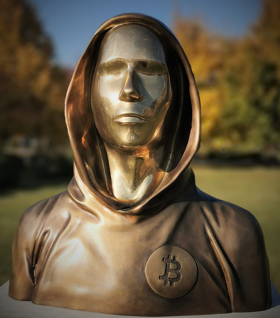 Escultura de Nakamoto, creador de bitcoin, en Budapest. la foto tiene licencia Creative Commons