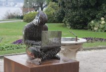 Escultura metálica de Satoshi Nakamoto, creador de bitcoin, en Lugano, obra de Valentina Picozzi