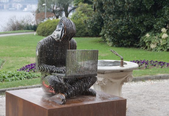 Escultura metálica de Satoshi Nakamoto, creador de bitcoin, en Lugano, obra de Valentina Picozzi