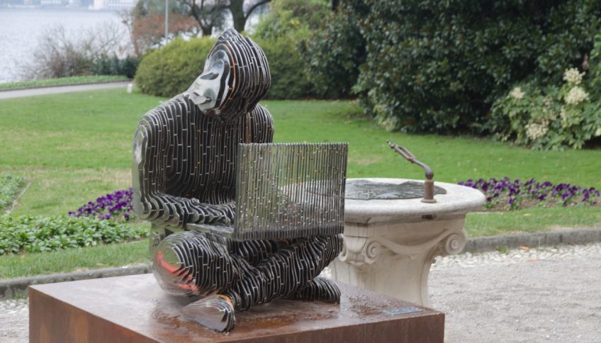 Escultura metálica de Satoshi Nakamoto, creador de bitcoin, en Lugano, obra de Valentina Picozzi