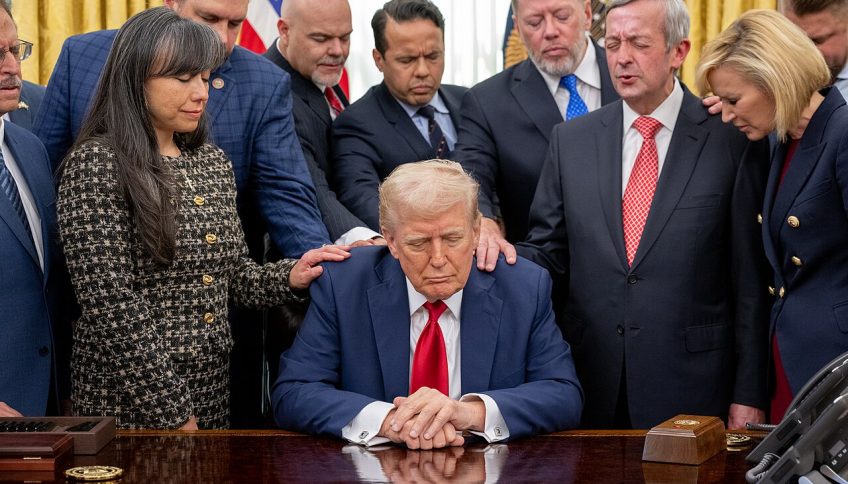 Donald Trump reza en la Casa Blanca, el 19 de marzo de 2025, con líderes religiosos de diversas confesiones de Estados Unidos. © Molly Riley / The White House, dominio público, vía Wikimedia Commons