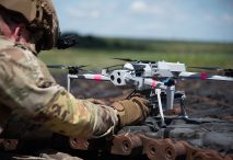 Fotografía facilitada por el Ejército de Estados Unidos, tomada por el sargento Collin Mackall en un campo militar en Alemania. Dominio público, disponible en Wikimedia Commons.
