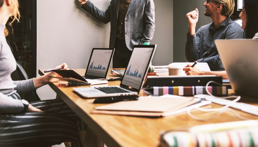 Reunión de trabajo. @ RonaldCandonga / Pixabay