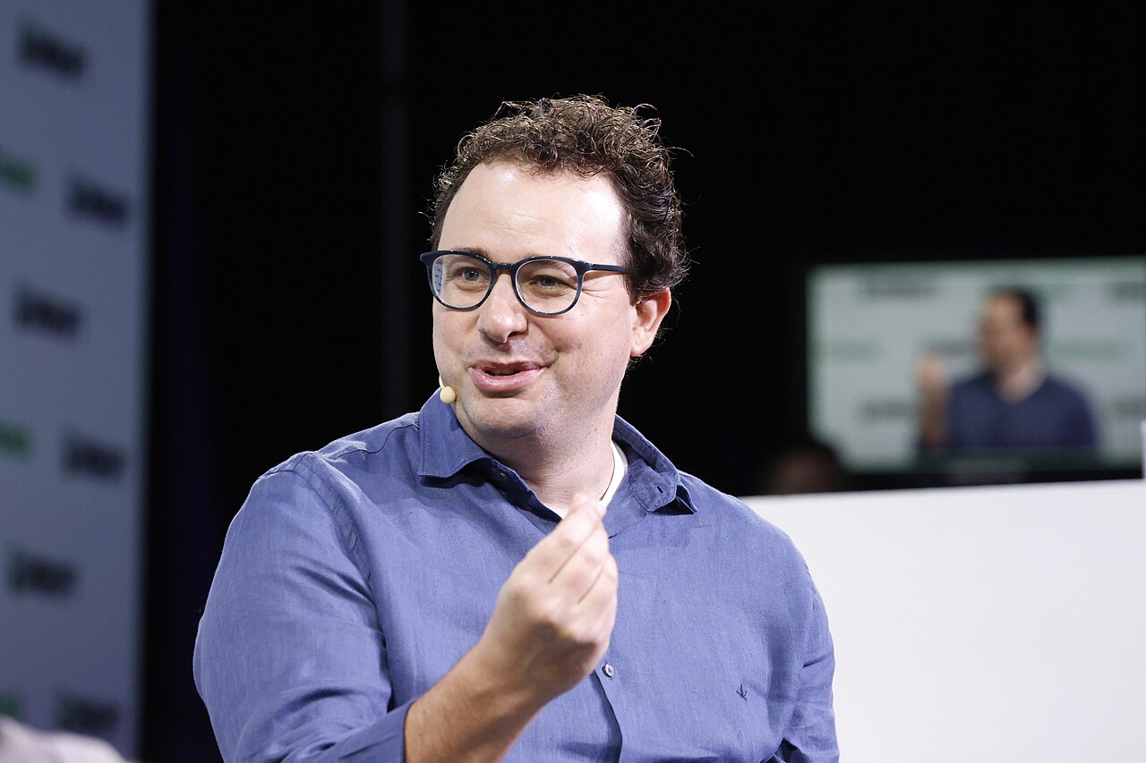 Dario Amodei en 2023. Licencia de Creative Commons, vía Wikimedia Commons