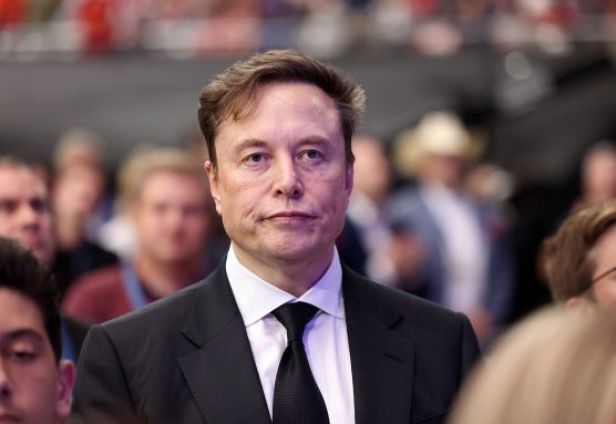 Elon Musk, derrotado por Sam Altman. La imagen es del memorial por Charlie Kirk, en 2025. © Gage Skidmore, con licencia Wikimedia Commons