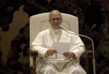 El papa León XIV, en una audiencia ante los medios. © Edgar Beltrán, The Pillar , con licencia Wikimedia Commons