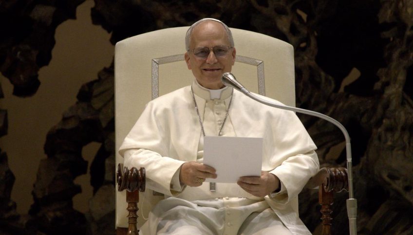 El papa León XIV, en una audiencia ante los medios. © Edgar Beltrán, The Pillar , con licencia Wikimedia Commons