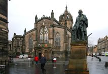 Monumento a Adam Smith en Edimburgo