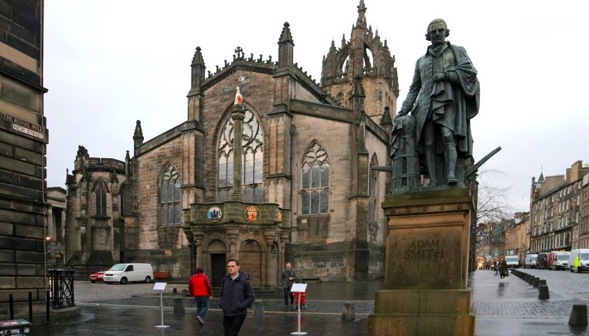 Monumento a Adam Smith en Edimburgo