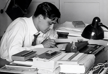 Luis Martín-Santos escribiendo en su despacho