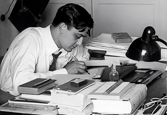 Luis Martín-Santos escribiendo en su despacho