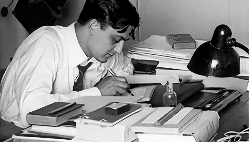 Luis Martín-Santos escribiendo en su despacho