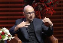 Demis Hassabis, durante su charla en Stanford, donde habló del futuro de la IA y de la singularidad