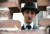 Idan Weiss da vida al protagononista en «Franz Kafka» (Agnieszka Holland, 2025). © Filmin