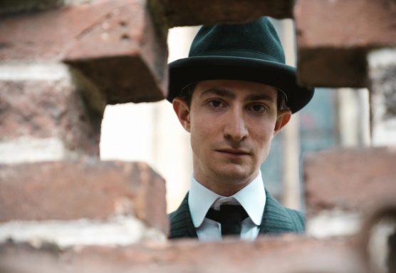 Idan Weiss da vida al protagononista en «Franz Kafka» (Agnieszka Holland, 2025). © Filmin