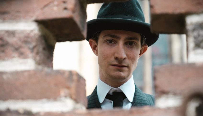 Idan Weiss da vida al protagononista en «Franz Kafka» (Agnieszka Holland, 2025). © Filmin