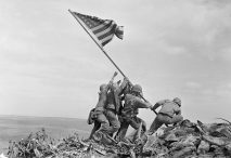 «Raising the Flag on Iwo Jima», de Joe Rosenthal. Dominio público, vía Wikimedia Commons