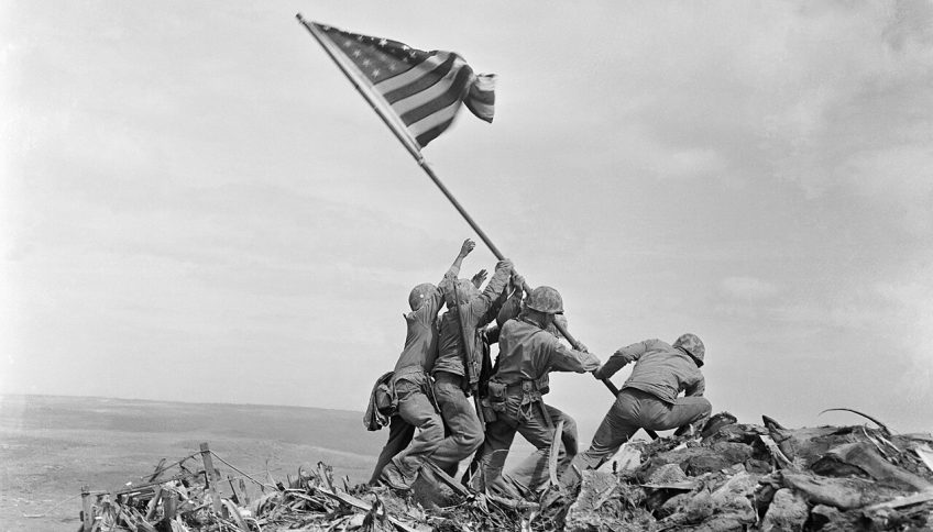 «Raising the Flag on Iwo Jima», de Joe Rosenthal. Dominio público, vía Wikimedia Commons