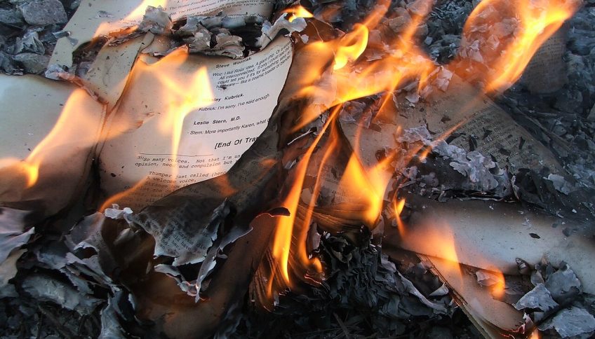 Una copia del libro House of leafes, de Mark Z. Danielewski, es quemada. Foto: LearningLark, con licencia Creative Commons