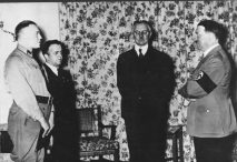 Hjalmar Schacht (en el centro), presidente del Reichsbank (1933-1939), en una fotografía de 1936. A su izquierda, Hitler. Atribución: Bundesarchiv, Bild 183-R98364 / CC-BY-SA 3.0. Vía Wikimedia Commons.