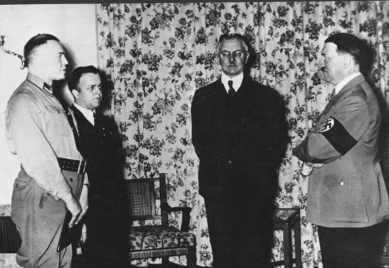 Hjalmar Schacht (en el centro), presidente del Reichsbank (1933-1939), en una fotografía de 1936. A su izquierda, Hitler. Atribución: Bundesarchiv, Bild 183-R98364 / CC-BY-SA 3.0. Vía Wikimedia Commons.