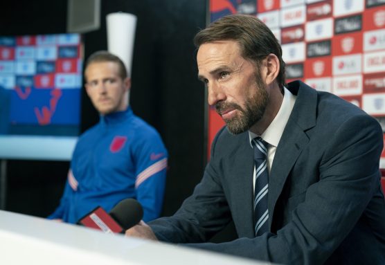Joseph Fiennes, en la serie 'Dear England'. Foto: Movistar Plus