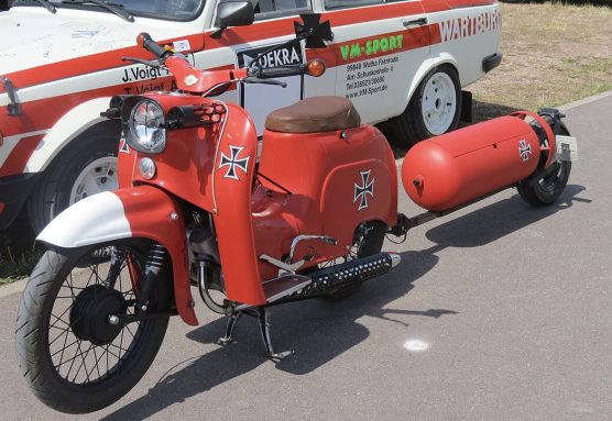 Ciclomotor Simson «Schwalbe», símbolo de la extinta RDA. Encuentro en Eisenbach (ex RDA), 2013. Autor: Dk0704. Licencia CC BY-SA 4.0. Vía Wikimedia Commons