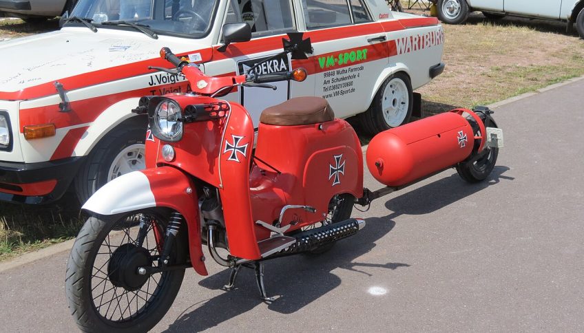 Ciclomotor Simson «Schwalbe», símbolo de la extinta RDA. Encuentro en Eisenbach (ex RDA), 2013. Autor: Dk0704. Licencia CC BY-SA 4.0. Vía Wikimedia Commons