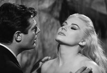 Marcello Mastroianni y Anita Edberg en 'La Dolce Vita' (Federico Fellini, 1960). Dominio público, vía Wikimedia Commons