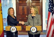 Hillary Clinton y Trinidad Jiménez, al frente de la diplomacia en EE.UU. y en España en 2011. Dominio público vía Wikimedia Commons