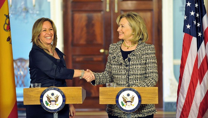 Hillary Clinton y Trinidad Jiménez, al frente de la diplomacia en EE.UU. y en España en 2011. Dominio público vía Wikimedia Commons