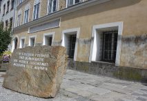 Monumento de advertencia contra la guerra y el fascismo, ante la casa natal de Hitler, en Braunau (Austria), en 2013. Se lee: «Por la paz, la libertad y la democracia. Nunca más fascismo. Millones de muertos nos exhortan». Autor de la fotografía: Anton-kurt. Licencia CC BY-SA 3.0 AT. Attribution-ShareAlike 3.0 Austria. Vía Wikimedia Commons