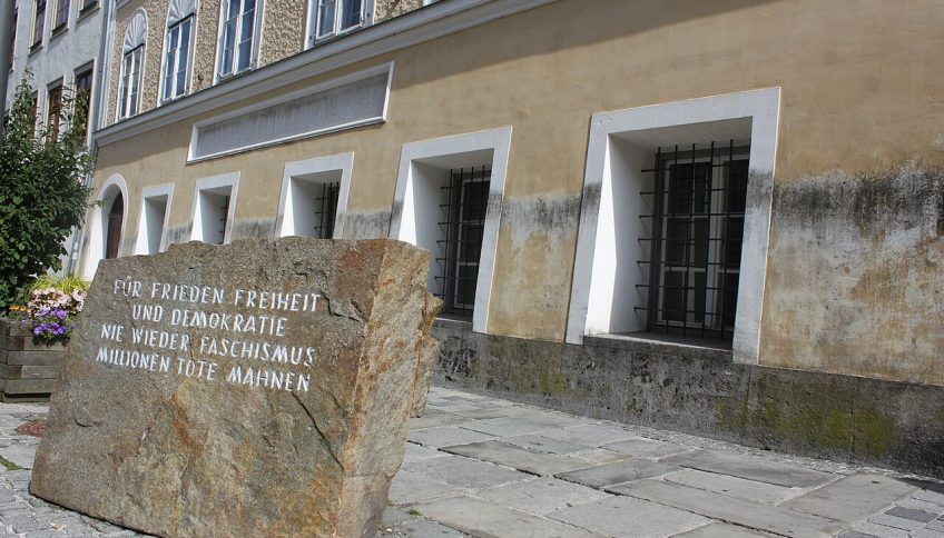 Monumento de advertencia contra la guerra y el fascismo, ante la casa natal de Hitler, en Braunau (Austria), en 2013. Se lee: «Por la paz, la libertad y la democracia. Nunca más fascismo. Millones de muertos nos exhortan». Autor de la fotografía: Anton-kurt. Licencia CC BY-SA 3.0 AT. Attribution-ShareAlike 3.0 Austria. Vía Wikimedia Commons