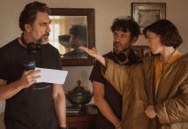 Rodrigo Sorogoyen, en el centro, dirige a Javier Bardem y Vcky Luengo en «El ser querido». Foto: Manolo Pavón / Movistar Plus+