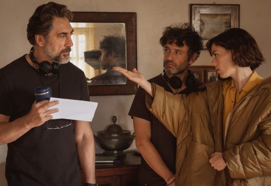 Rodrigo Sorogoyen, en el centro, dirige a Javier Bardem y Vcky Luengo en «El ser querido». Foto: Manolo Pavón / Movistar Plus+