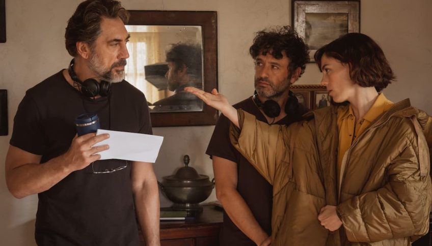 Rodrigo Sorogoyen, en el centro, dirige a Javier Bardem y Vcky Luengo en «El ser querido». Foto: Manolo Pavón / Movistar Plus+