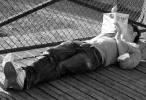 Un hombre lee una edición en inglés de La peste en el Pont des Arts de París